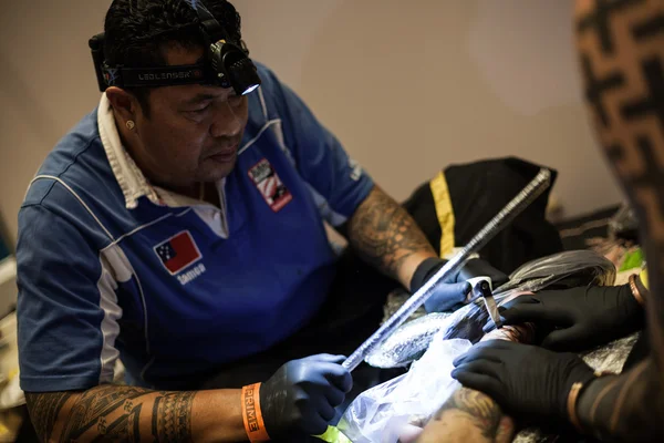 Artistas del tatuaje en el trabajo Imágenes de stock libres de derechos