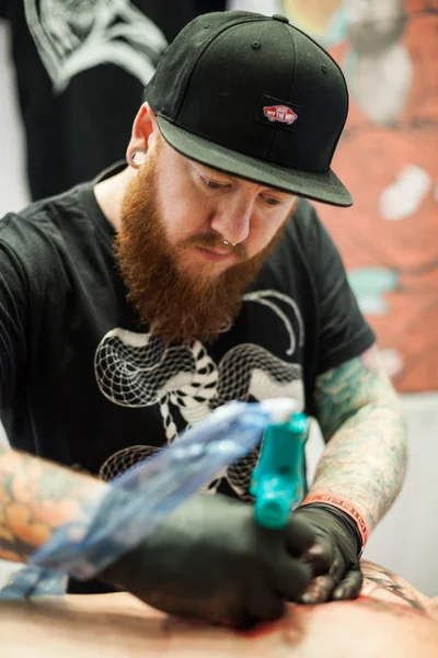 Artistas del tatuaje en el trabajo Fotos de stock libres de derechos