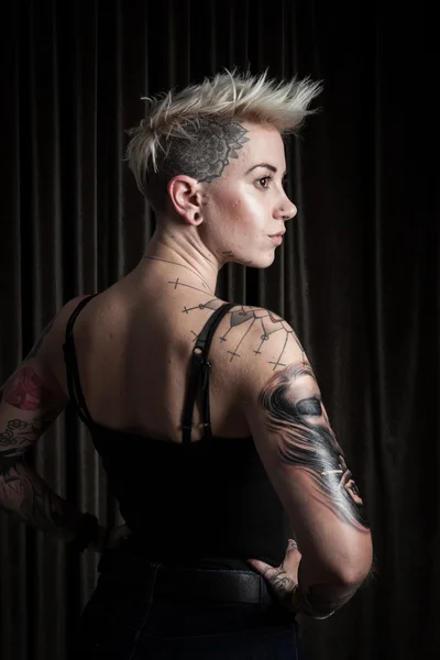 Retrato de mujer con tatuaje Fotos De Stock