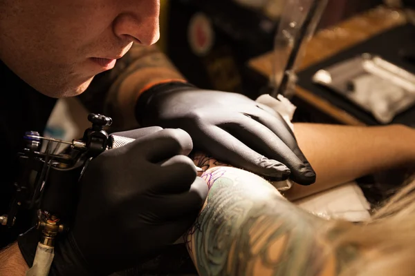 Artistas del tatuaje en el trabajo Imagen de stock
