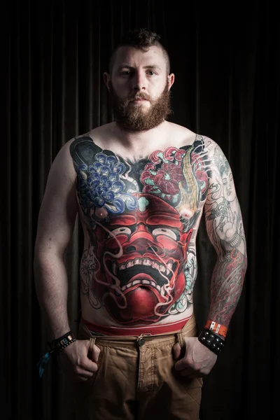 Retrato del hombre con tatuaje Imágenes de stock libres de derechos