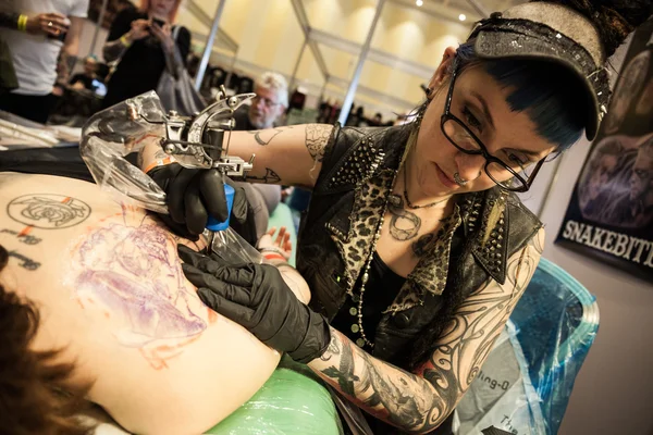 Artistas del tatuaje en el trabajo Fotos de stock libres de derechos