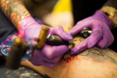 Dövme yapma. Ayrıntı