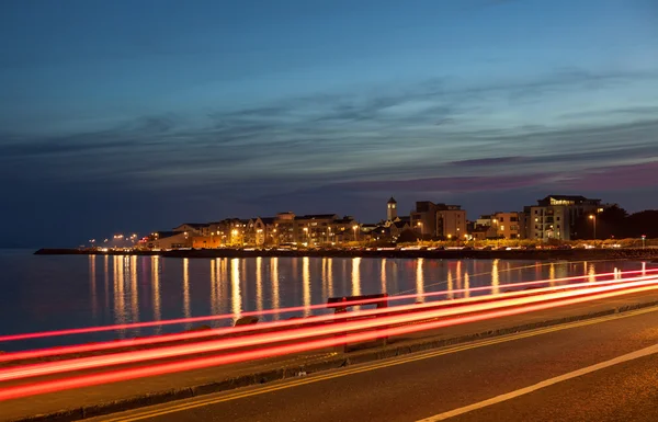 Staden på packa ihop av havet på natten — Stockfoto