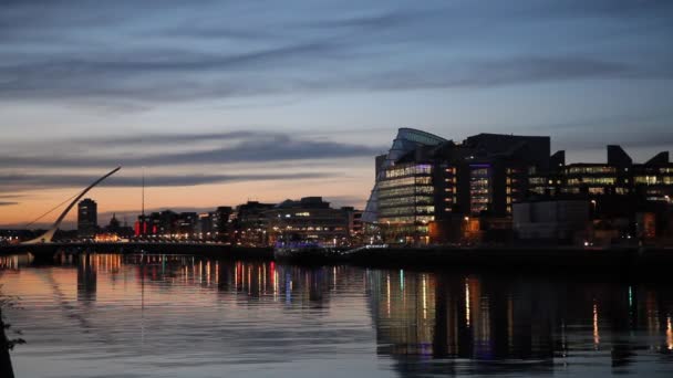 Vídeo em HD do centro da cidade com Samuel Beckett Bridge durante o pôr do sol . — Vídeo de Stock