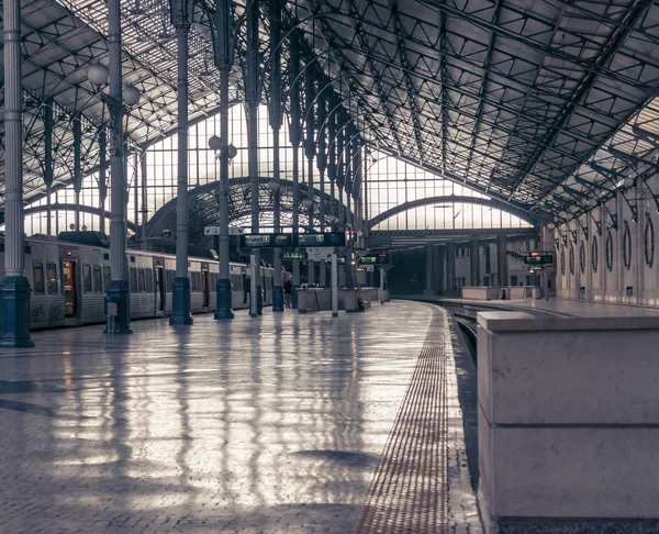 LISBOA, PORTUGAL - 2 DE ABRIL DE 2013: Estação Ferroviária de Rossio — Fotografia de Stock