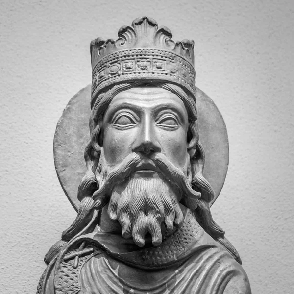 Statue du roi médiéval avec couronne — Photo