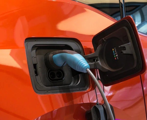 Charging an electric car — Stock Photo, Image