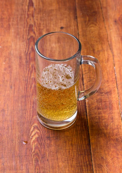 Mugg öl på trä bakgrund — Stockfoto