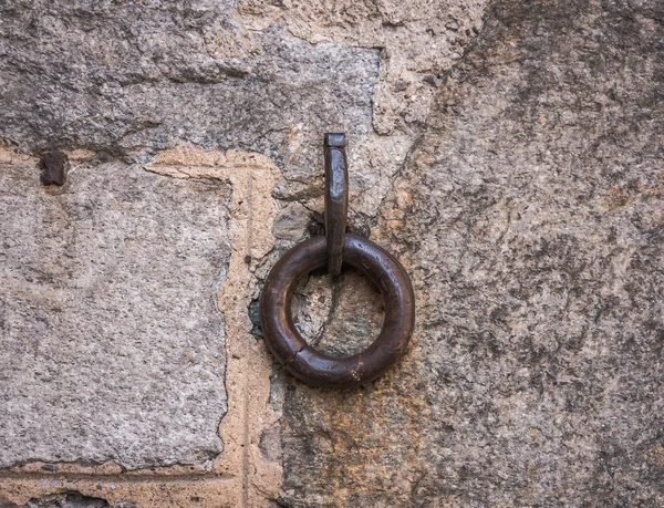 Parede de arenito velho com um único anel de metal — Fotografia de Stock