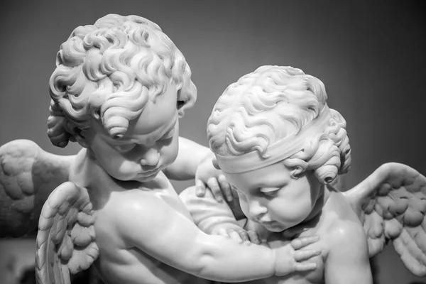 Bella statua di marmo di angeli — Foto Stock
