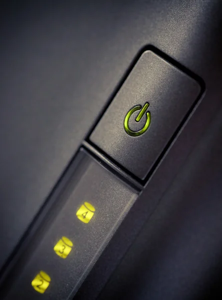 緑の光る電源ボタン クローズ アップ ショット — ストック写真