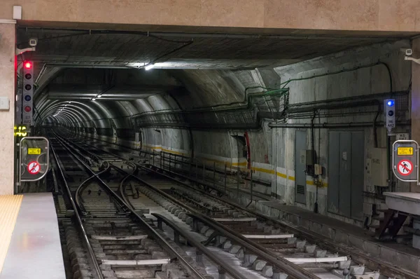 Verlichte ondergrondse tunnel — Stockfoto