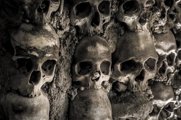 Crânios e ossos na capela — Fotografia de Stock