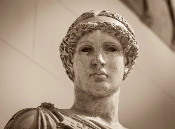 Kopf einer jungen Frau aus weißem Marmor — Stockfoto