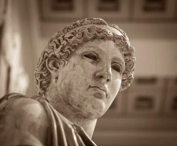 Tête de jeune femme en marbre blanc — Photo