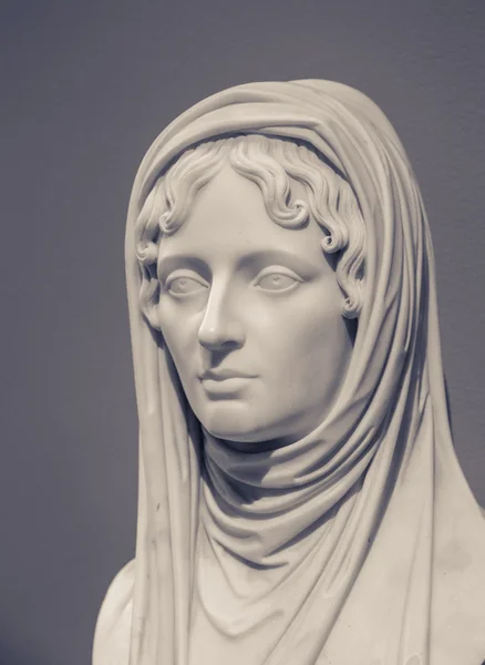 Біла мармурова голова молодої жінки — стокове фото