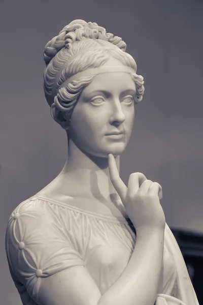 Vit marmor chef för ung kvinna — Stockfoto
