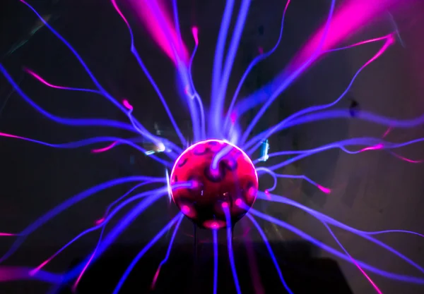 Kırmızı-mavi alevler ile plazma topu — Stok fotoğraf