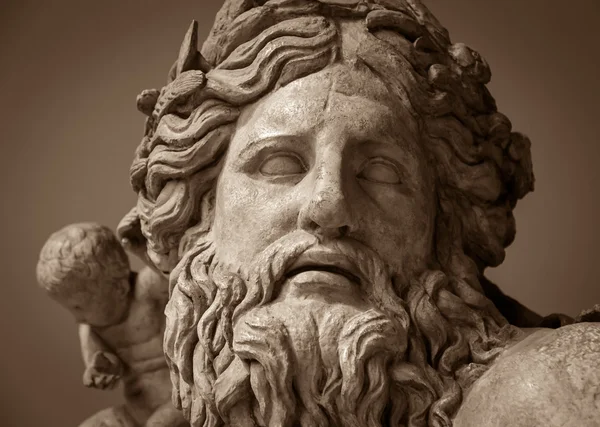 Detalle de cabeza y hombros de la antigua escultura — Foto de Stock