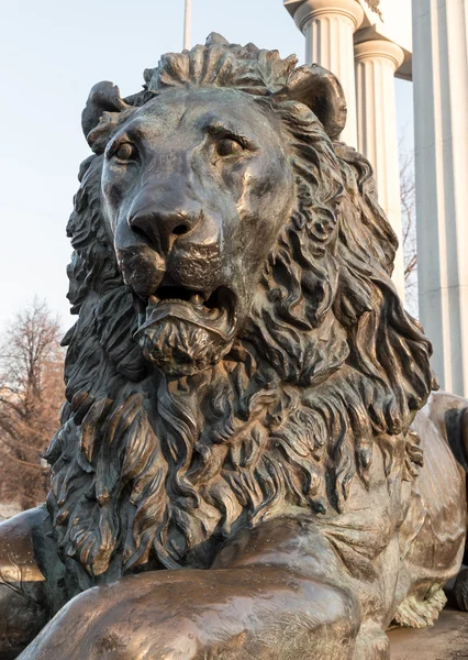 Aslan kafasının metal heykel — Stok fotoğraf