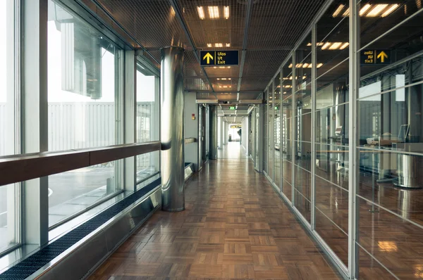 Pasillo en edificio con cristal — Foto de Stock