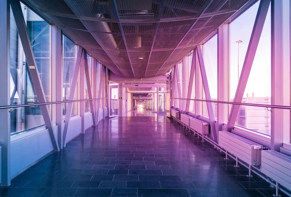 玻璃建筑物内的走廊 — 图库照片