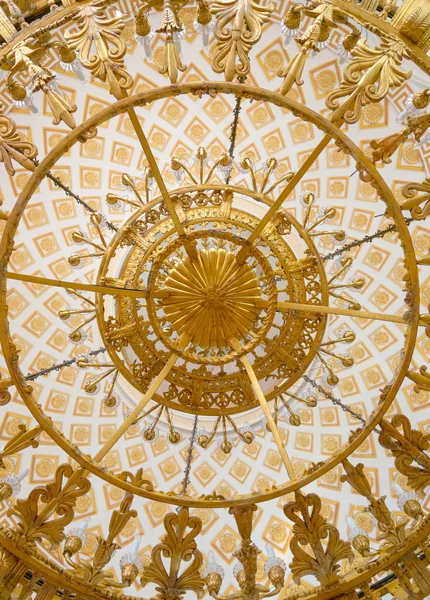 Close-up of a beautiful crystal chandelier — Stock Photo, Image