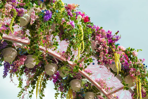 Del av bröllop arch med rosa och vita blommor — Stockfoto