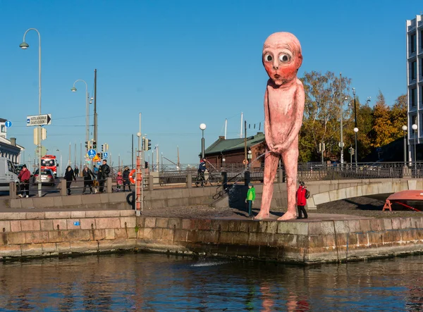 Helsinki, Finlandia - 18 de octubre de 2014: Estatua de un niño meando — Foto de Stock