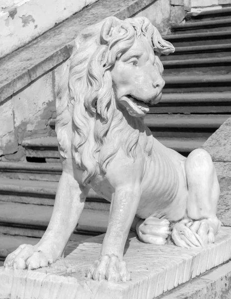 Lion metall staty — Stockfoto