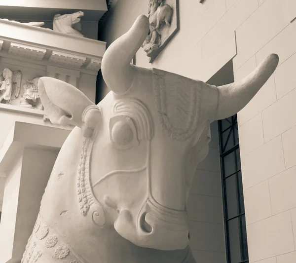 Stone statue of the bull — Stock Photo, Image