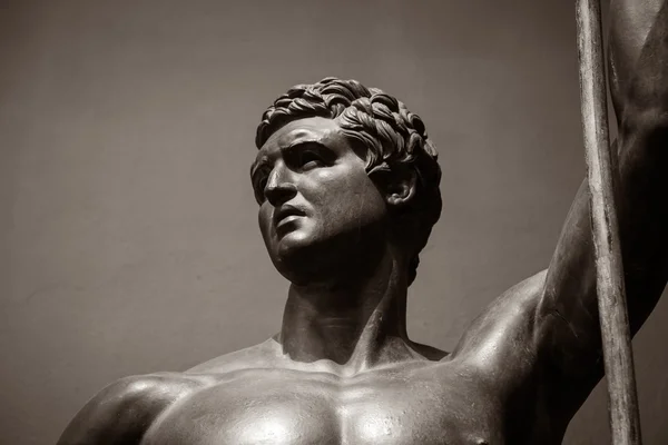 Detalle de cabeza y hombros de la antigua escultura —  Fotos de Stock