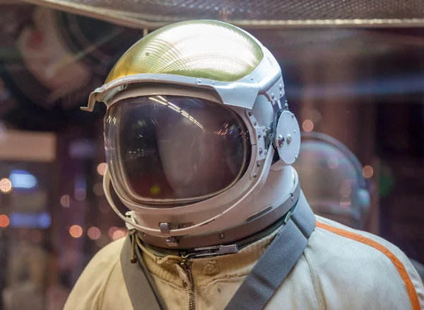 MOSCÚ, RUSIA - 31 DE MAYO DE 2016: Traje espacial del astronauta ruso en el museo espacial de Moscú —  Fotos de Stock