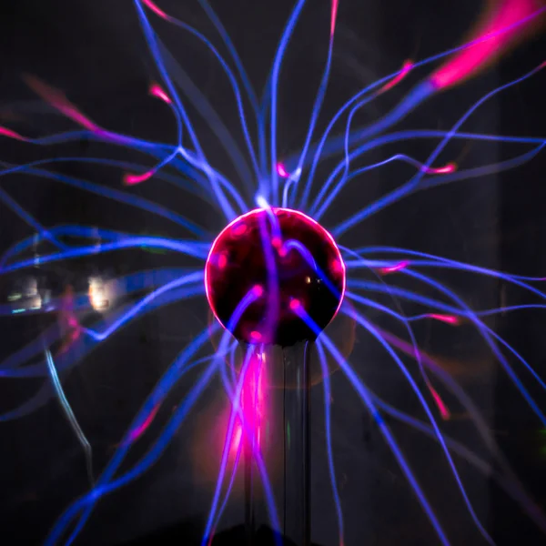 Bola de plasma con llamas azul-magenta — Foto de Stock