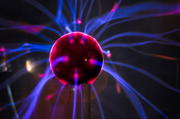 Kırmızı-mavi alevler ile plazma topu — Stok fotoğraf