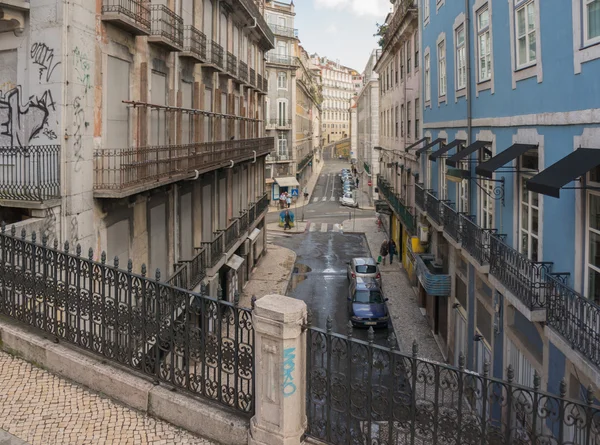 Lisboa, Portugal - 2 de abril de 2013: turistas não identificados estão caminhando em t Lisboa, Portugal — Fotografia de Stock