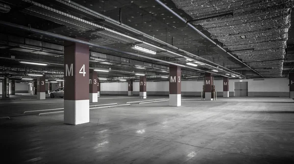 Estacionamento garagem interior subterrâneo — Fotografia de Stock