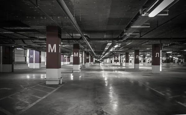 Estacionamento garagem interior subterrâneo — Fotografia de Stock