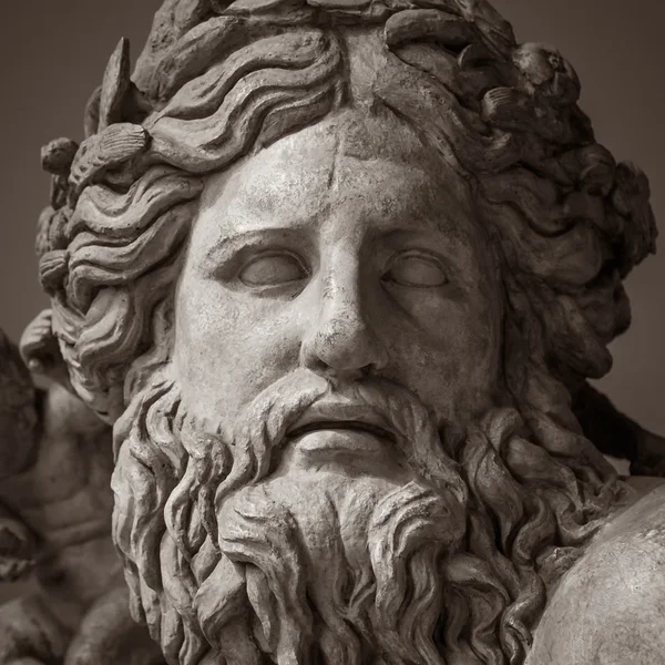 Head and shoulders detail of the ancient sculpture — Stock Photo, Image