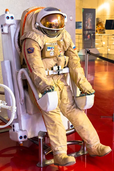 MOSCÚ, RUSIA - 31 DE MAYO DE 2016: Traje espacial del astronauta ruso en el museo espacial — Foto de Stock