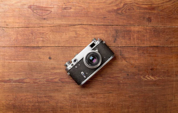 Câmera retro no fundo da mesa de madeira — Fotografia de Stock