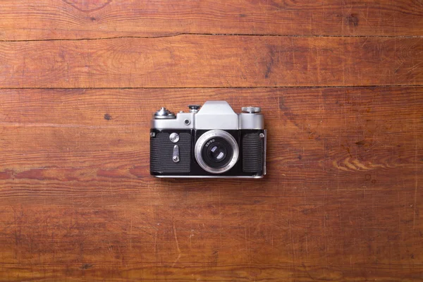 Cámara retro sobre fondo de mesa de madera —  Fotos de Stock