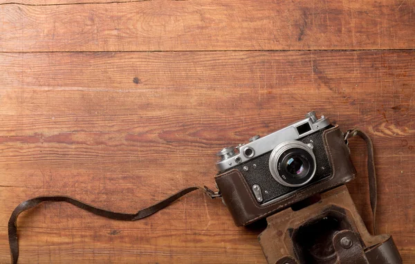 Caméra rétro sur fond de table en bois — Photo