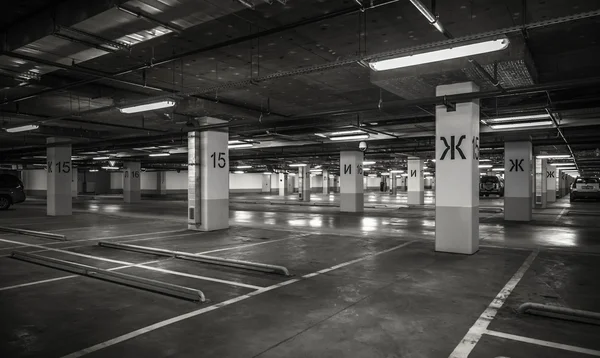 Parcheggio garage interno sotterraneo — Foto Stock