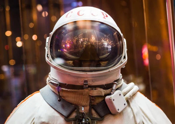 MOSCÚ, RUSIA - 31 DE MAYO DE 2016: Traje espacial del astronauta ruso en el museo espacial de Moscú — Foto de Stock