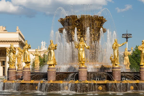 Moskva, Ryssland - 30 maj 2016: Fontän i Vdnh park — Stockfoto