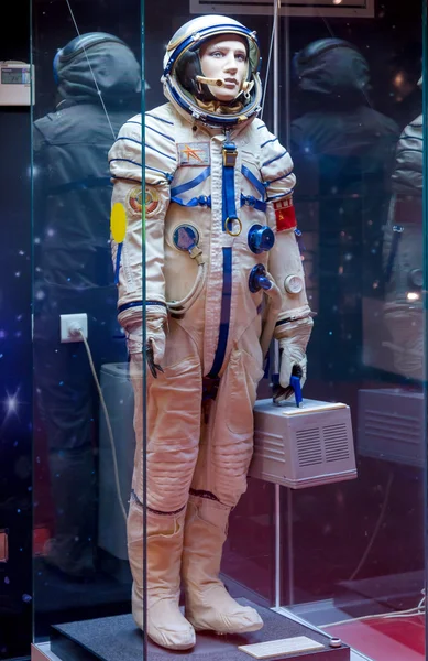 MOSCÚ, RUSIA - 31 DE MAYO DE 2016: Traje espacial del astronauta ruso en el museo espacial de Moscú —  Fotos de Stock