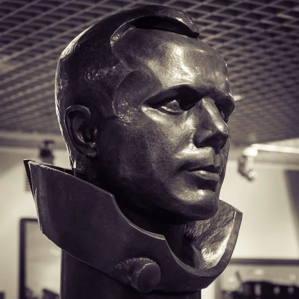 MOSCÚ, RUSIA - 31 DE MAYO DE 2016: Famosa estatua de cabeza de bronce cosmonauta Gagarin en el museo espacial —  Fotos de Stock