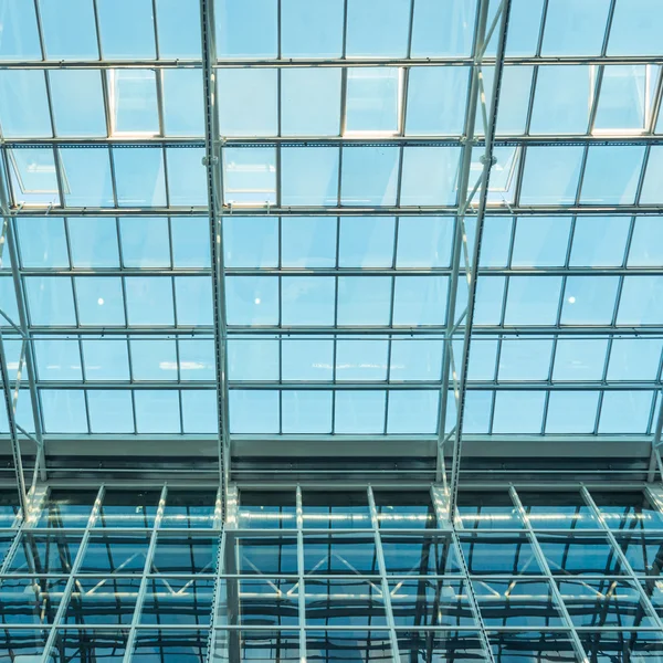 Tetto in vetro di un moderno edificio per uffici — Foto Stock